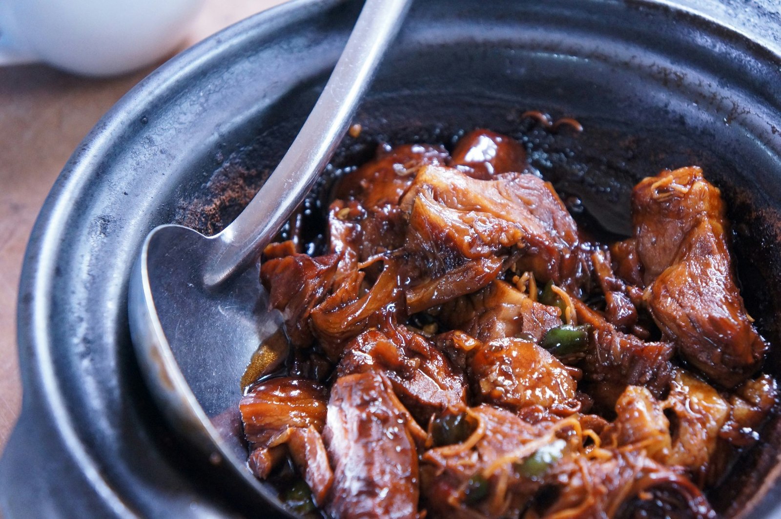 Tontopf mit Fleischrückständen nach dem Kochen
